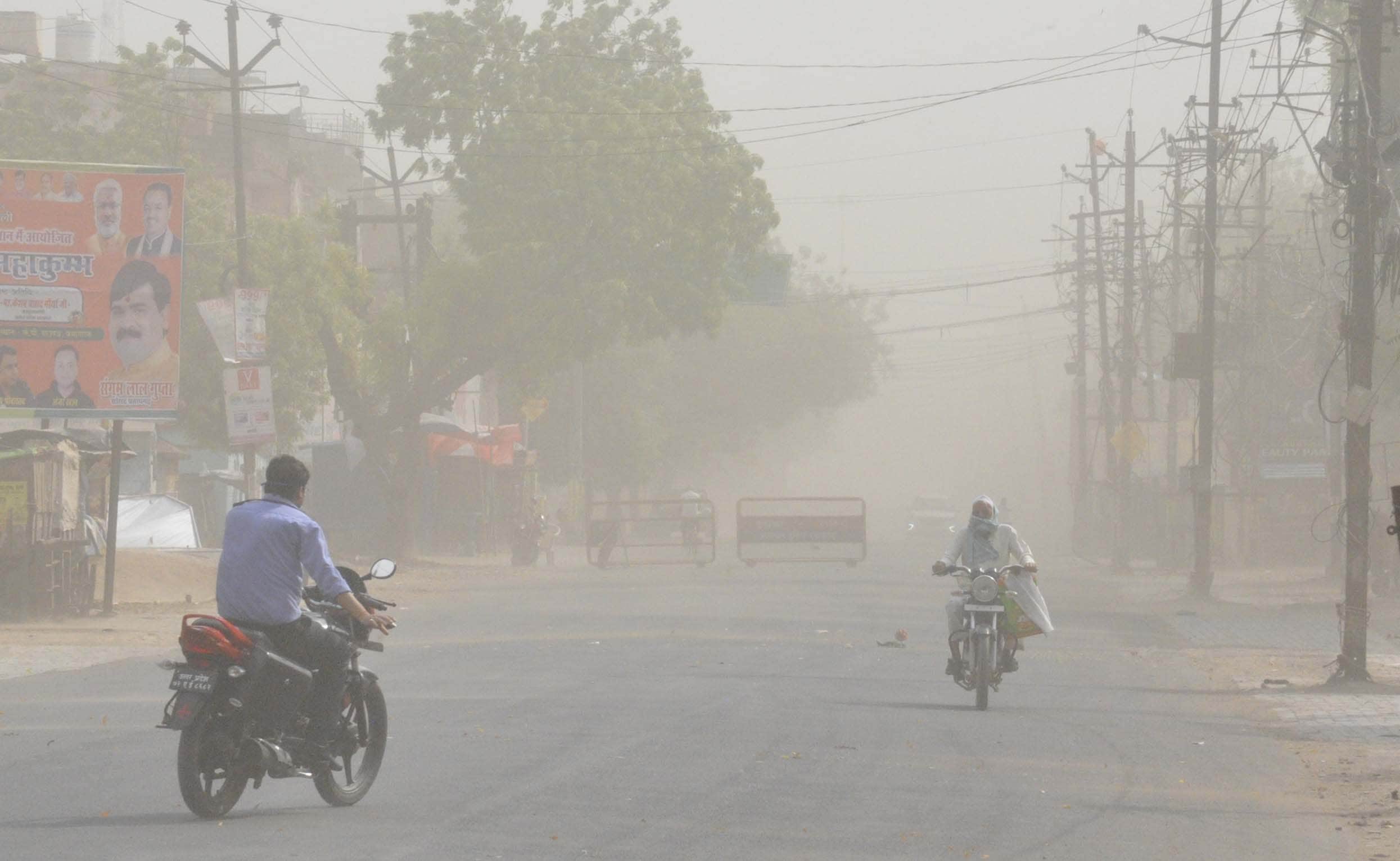 Pratapgarh: Farmers sleep in the sky due to cloud and dust storm