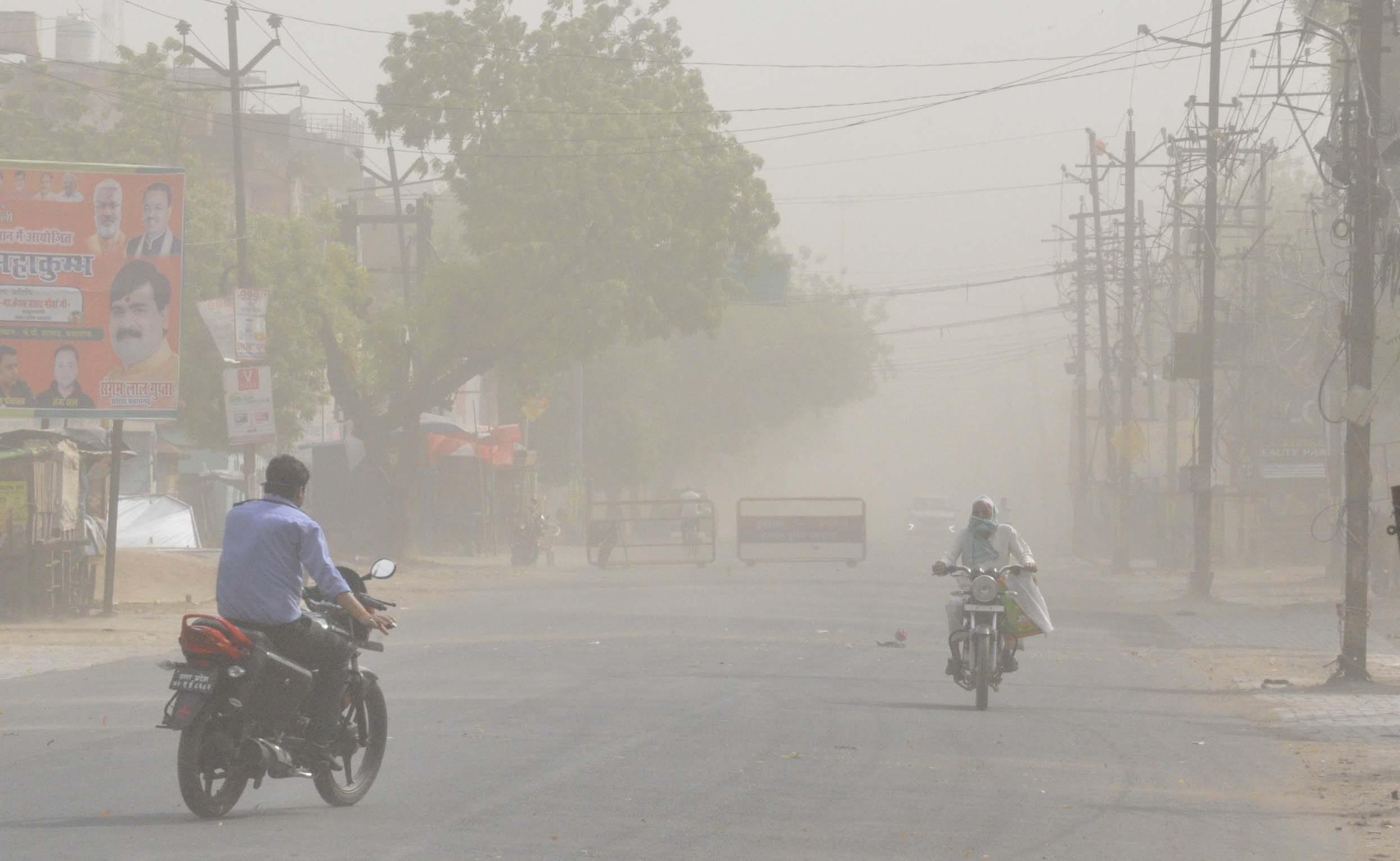 Pratapgarh: Farmers sleep in the sky due to cloud and dust storm