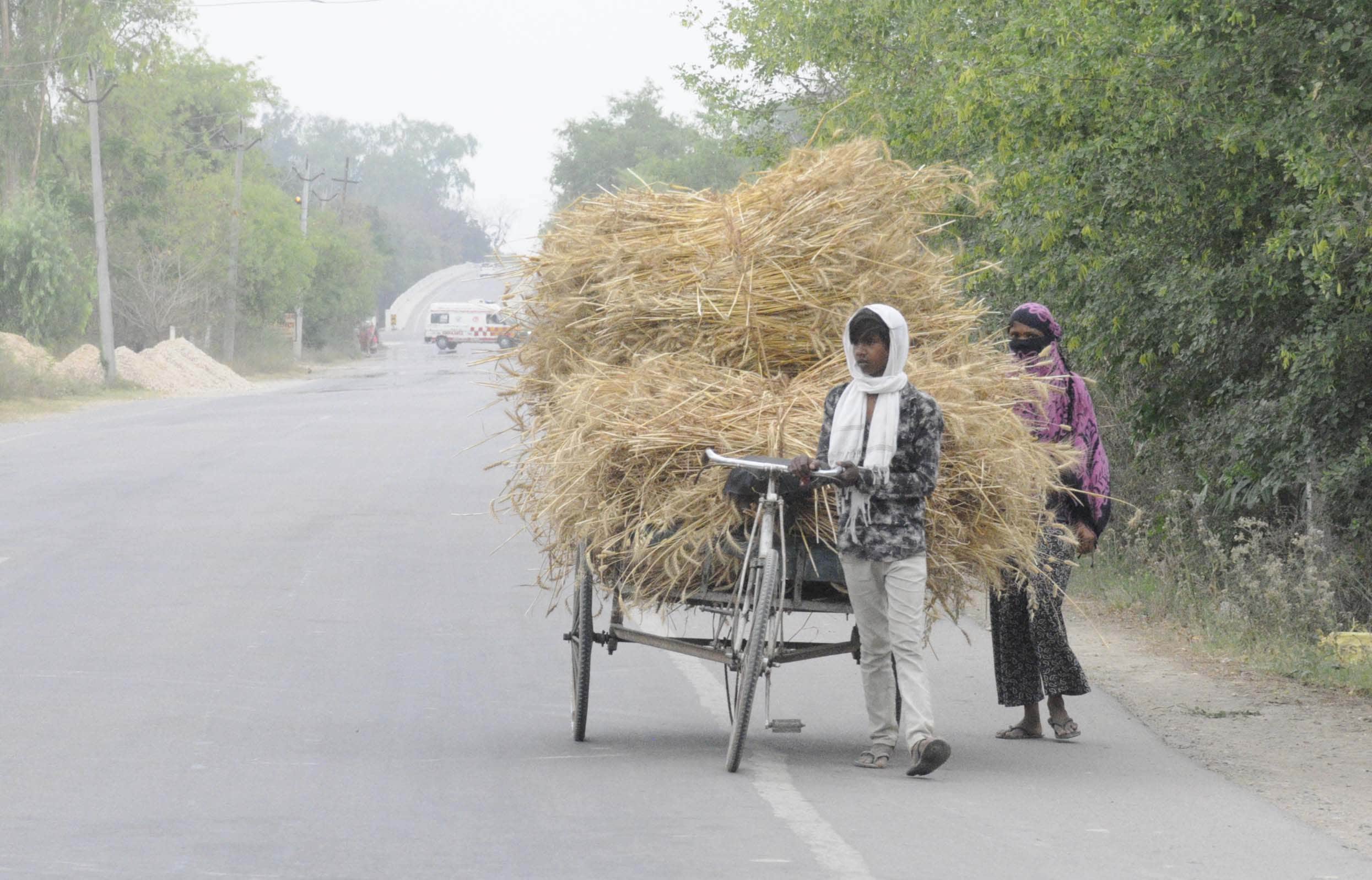 Pratapgarh: Farmers sleep in the sky due to cloud and dust storm