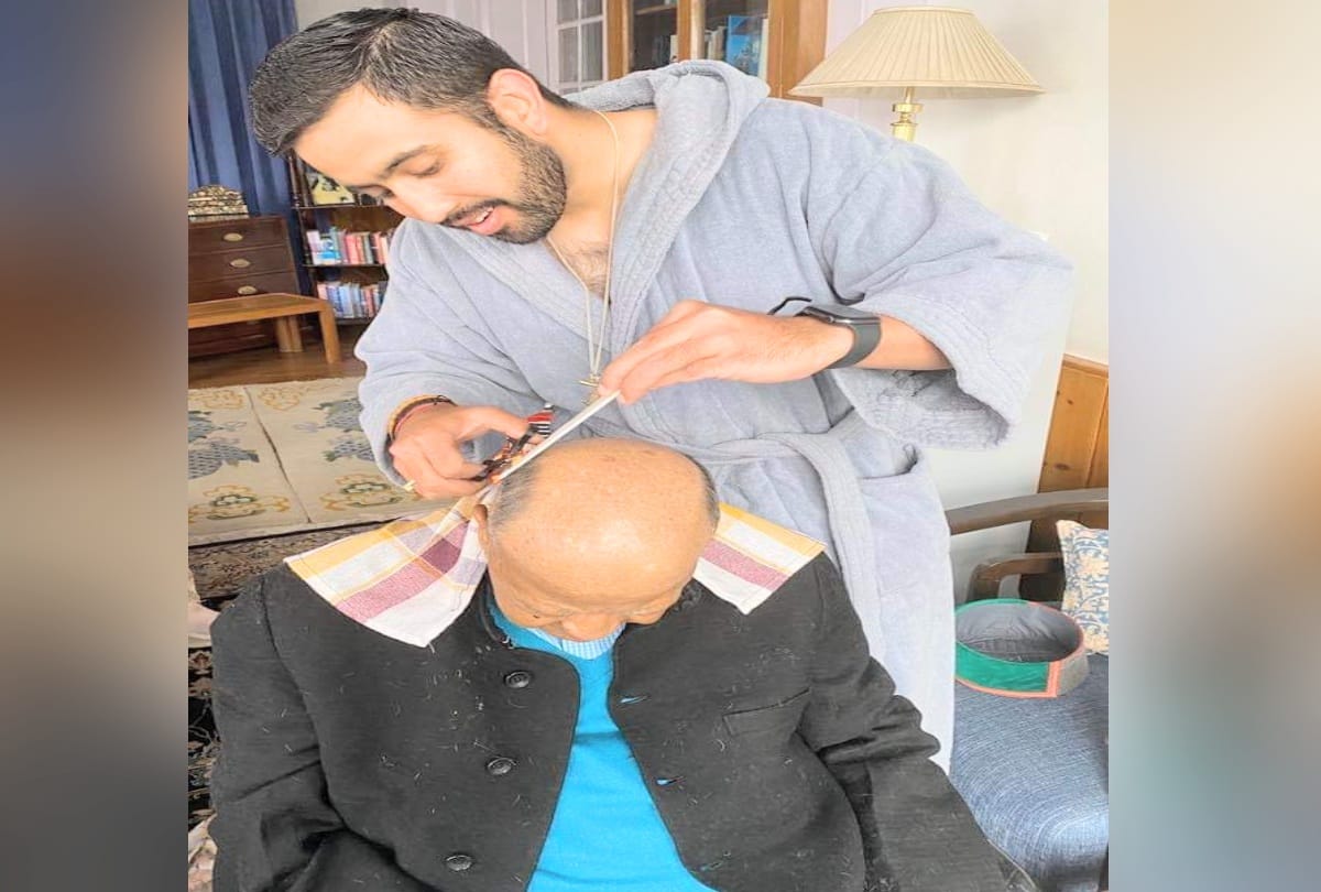 MLA Vikramaditya singh cut hair of former CM Virbhadra Singh, photo goes viral