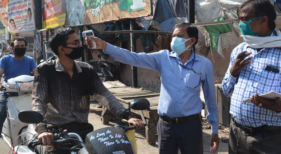 Thermal screening of passers by on the highway
