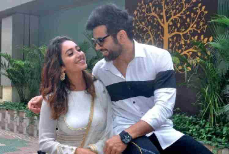 Asha Negi And Rithvik Dhanjani in pavitra rishta actor share post on breakup