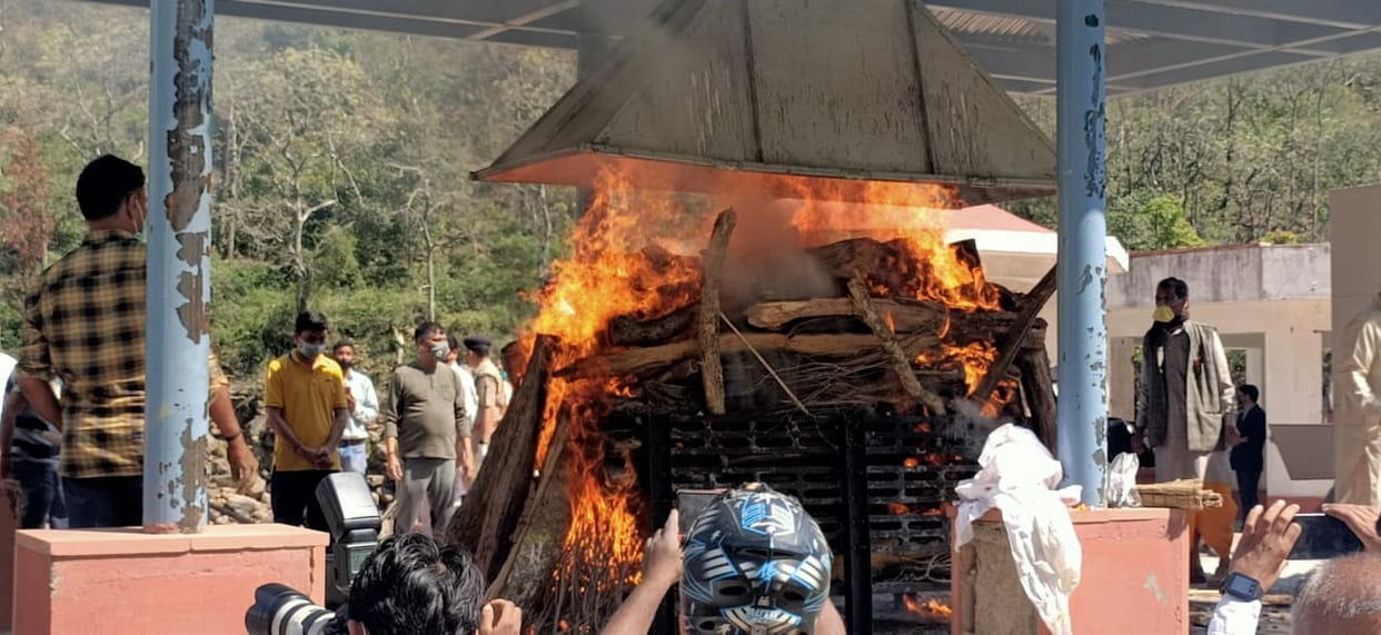 Cm yogi adityanath father Anand Singh Bisht cremation today in rishikesh watch photos