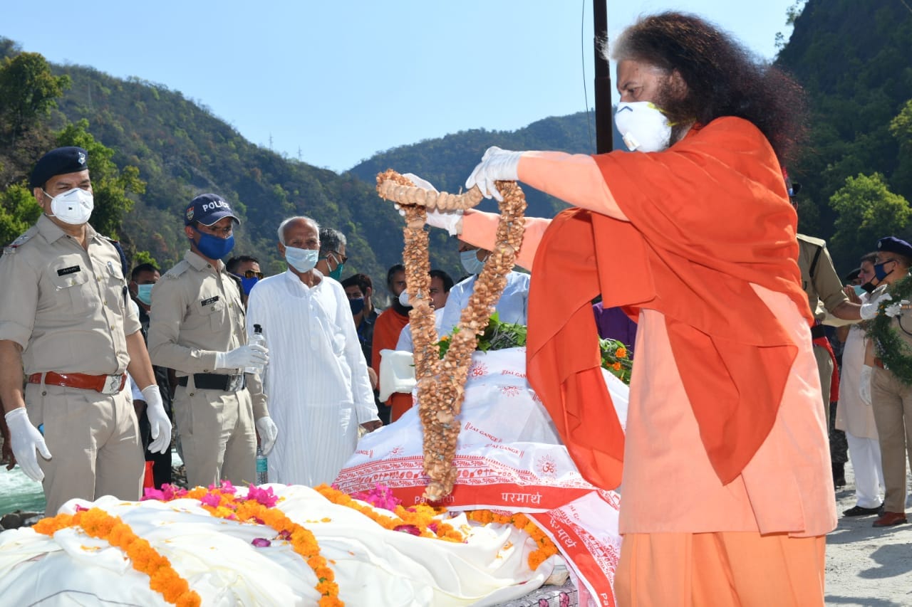 Cm yogi adityanath father Anand Singh Bisht cremation today in rishikesh watch photos