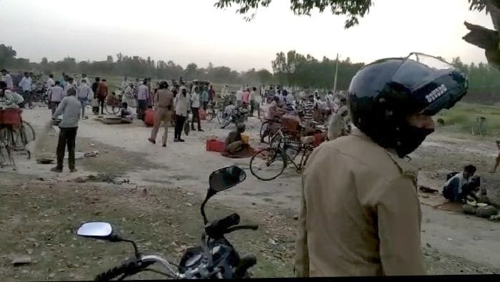 Weekly market in Kushrajpur, police beat the stick and chased