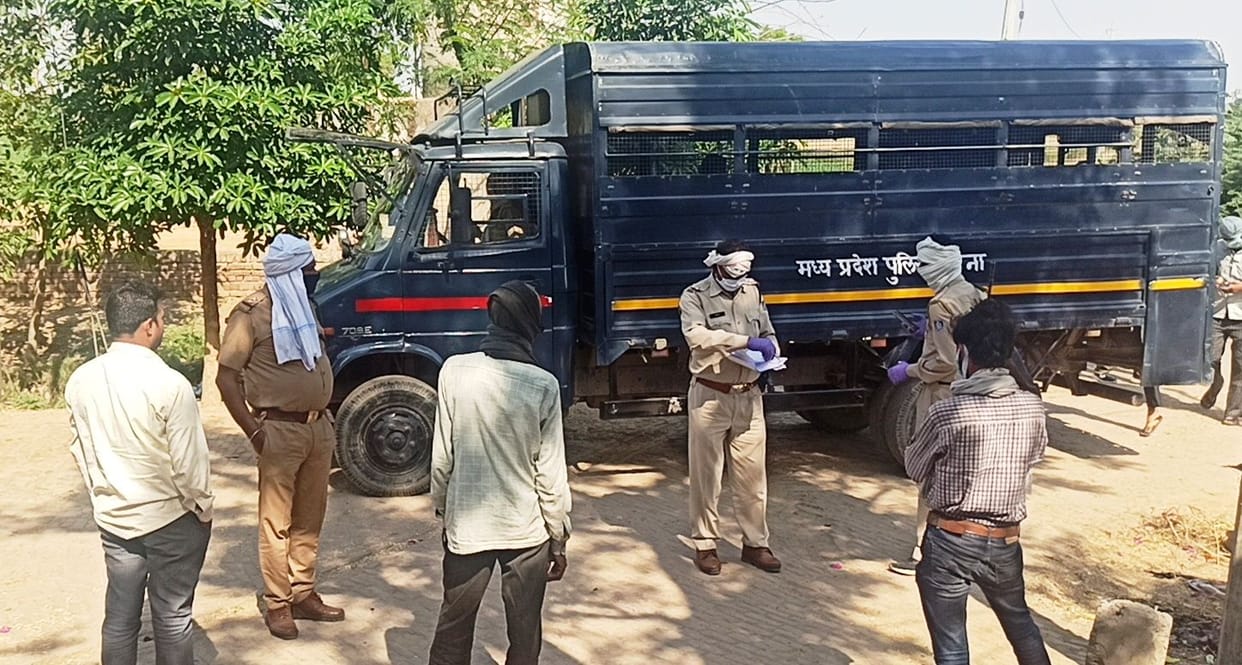 Hathras: Madhya Pradesh police reached the village with a young man after the report came negative