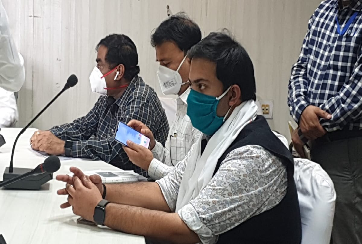 BJP leader Satish Poonia has accused Rajasthan Congress Health minister Raghu Sharma son of addressing the press