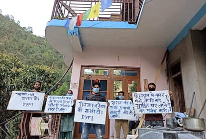 citu activists demonstrated at the windows and doors of houses, work sites