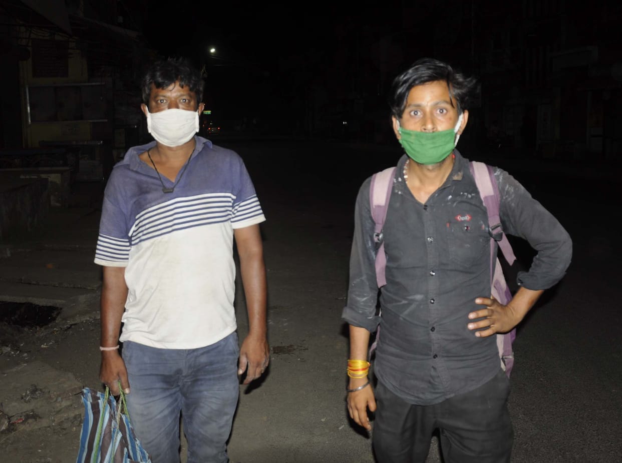 due to lockdown and hunger two boys are going on foot from nagpur to gonda