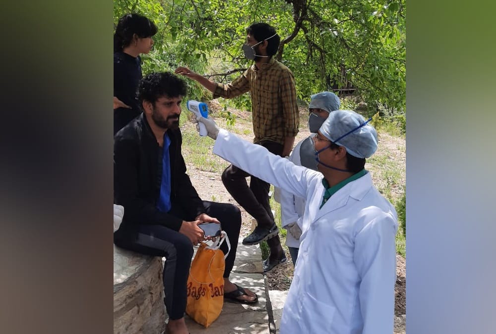 Coronavirus lockdown: Actor Manoj bajpai says thank you to doctor after his health check up in nainital