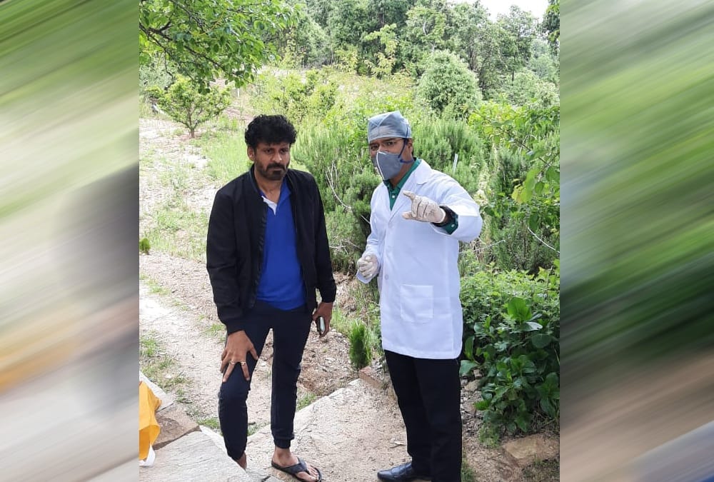 Coronavirus lockdown: Actor Manoj bajpai says thank you to doctor after his health check up in nainital
