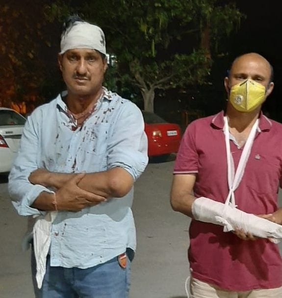 The neighbors asked the workers to vocate the house, attacked the landlord.