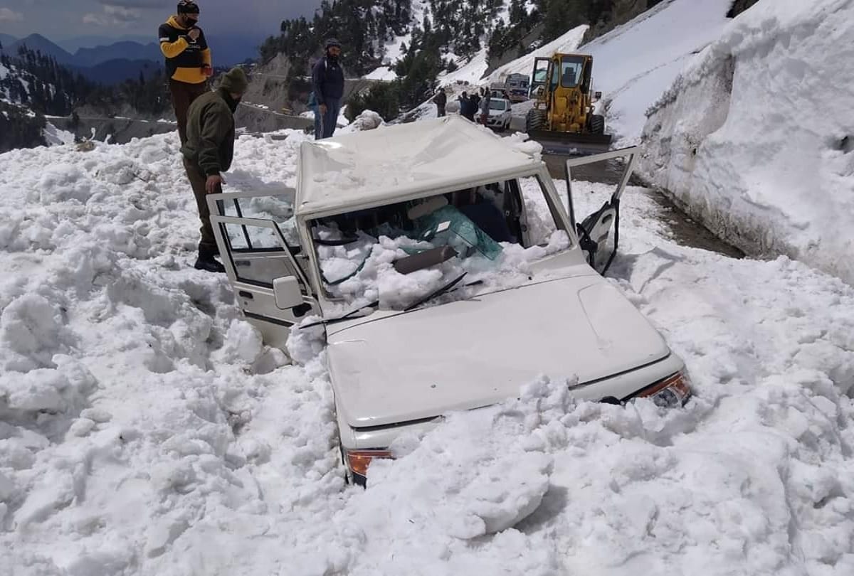 jammu karnah sdm car stuck in avalanche  