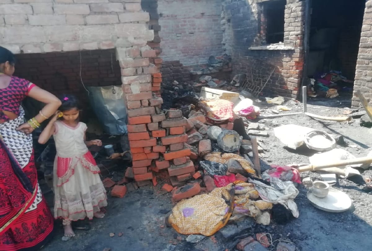Two houses catches fire due to blast in gas cylinder two villagers injured