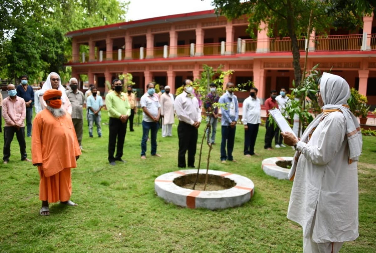 Mourning observed in Gorakhnath temple on death of CM Yogi adityanath father