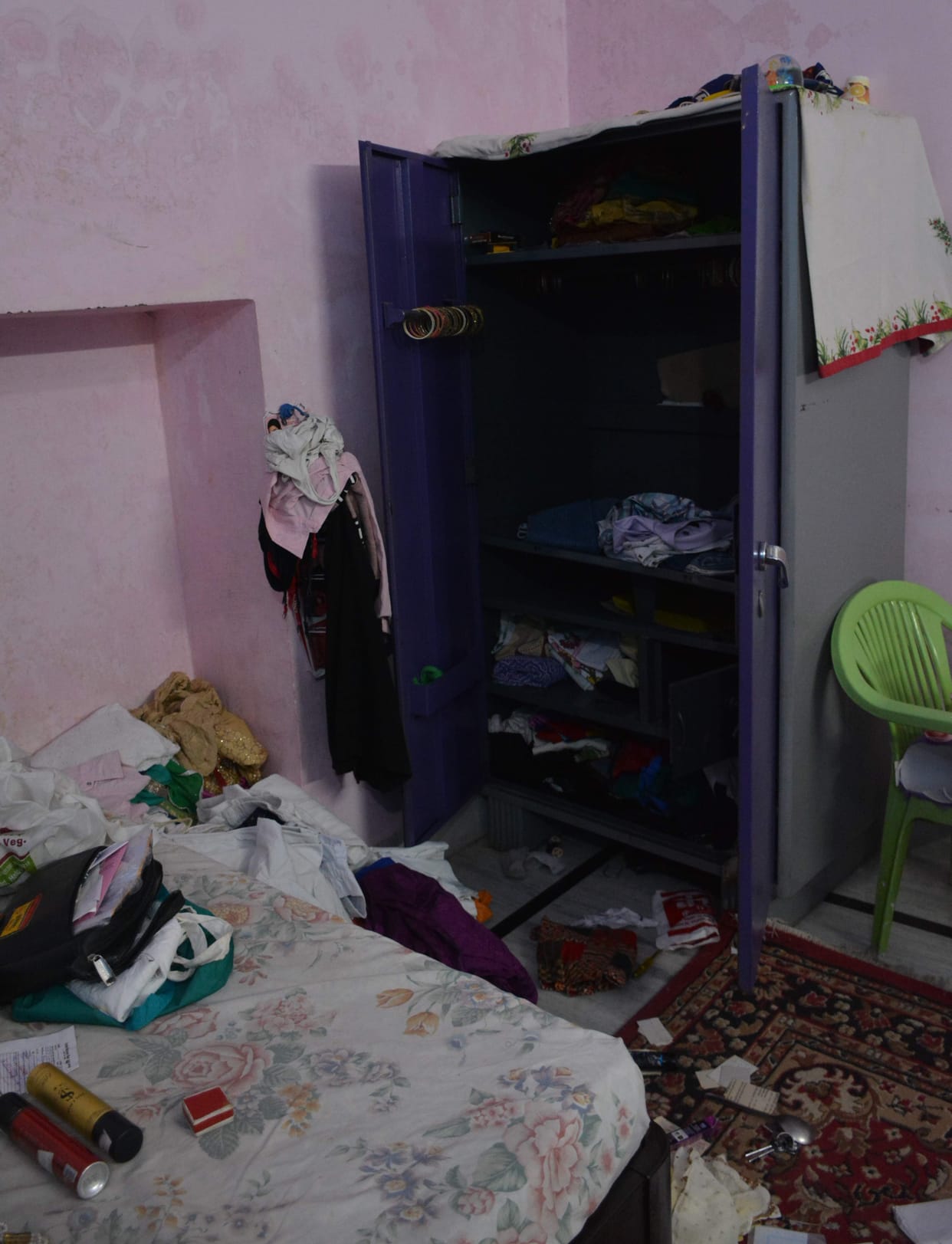 Family trapped in Pilibhit, thieves stole jewelery and cash