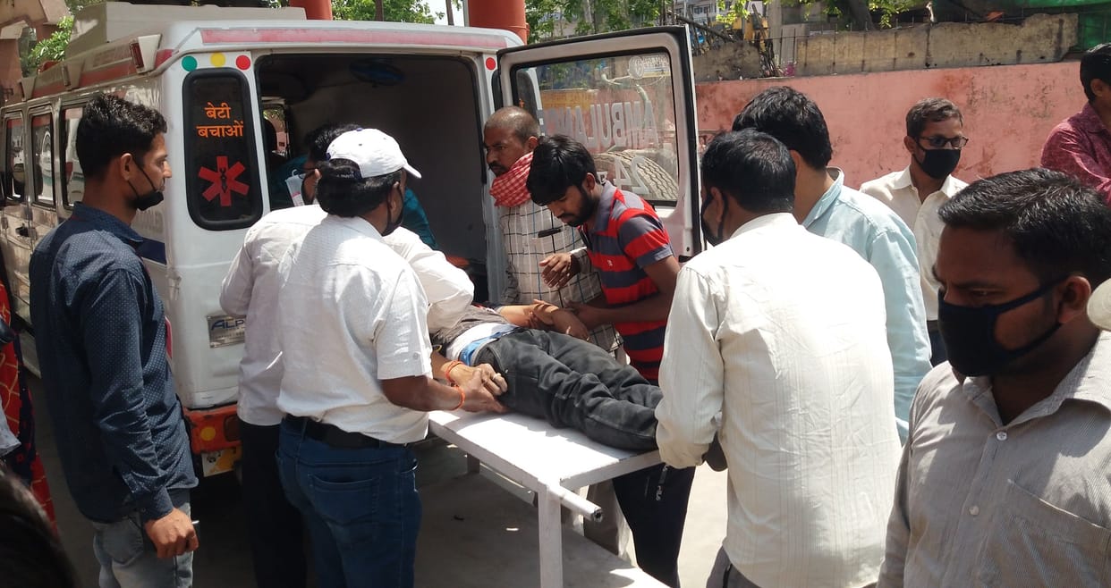 Hathras: Contract worker fell from electric pole, condition critical
