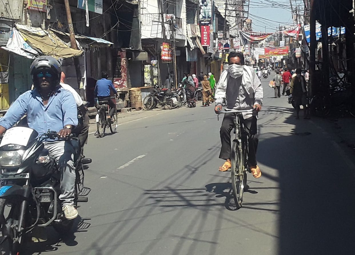 Shops opened in the morning, police cracked sticks