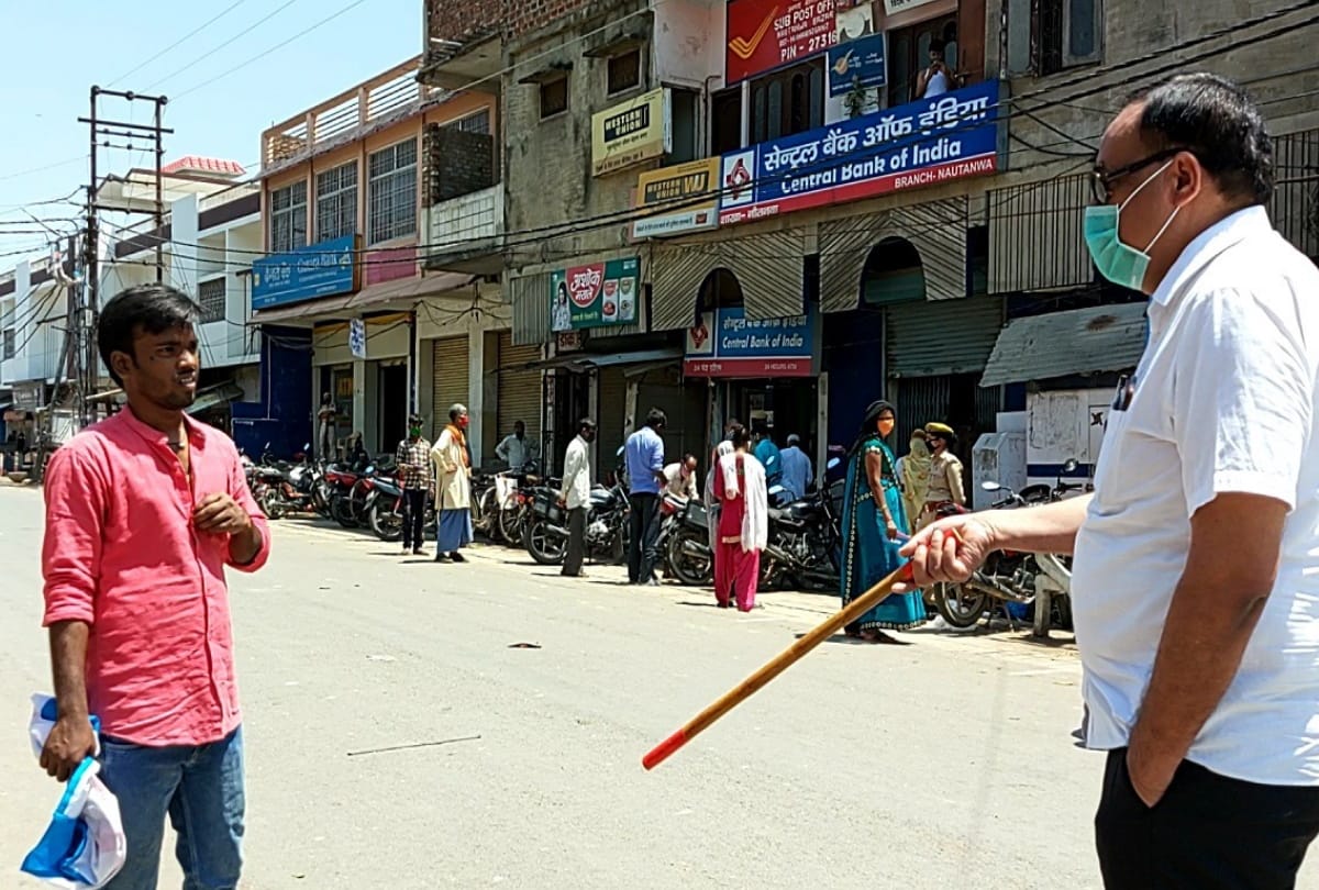 Police collected fine from those who spit on road at Maharajganj