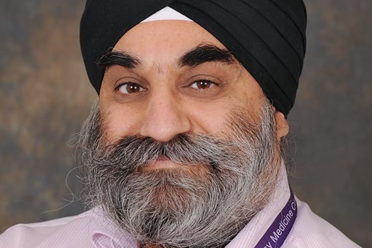 indian origin doctor Manjeet Singh Riyat dies after being infected by coronavirus he was first Sikh in NHS