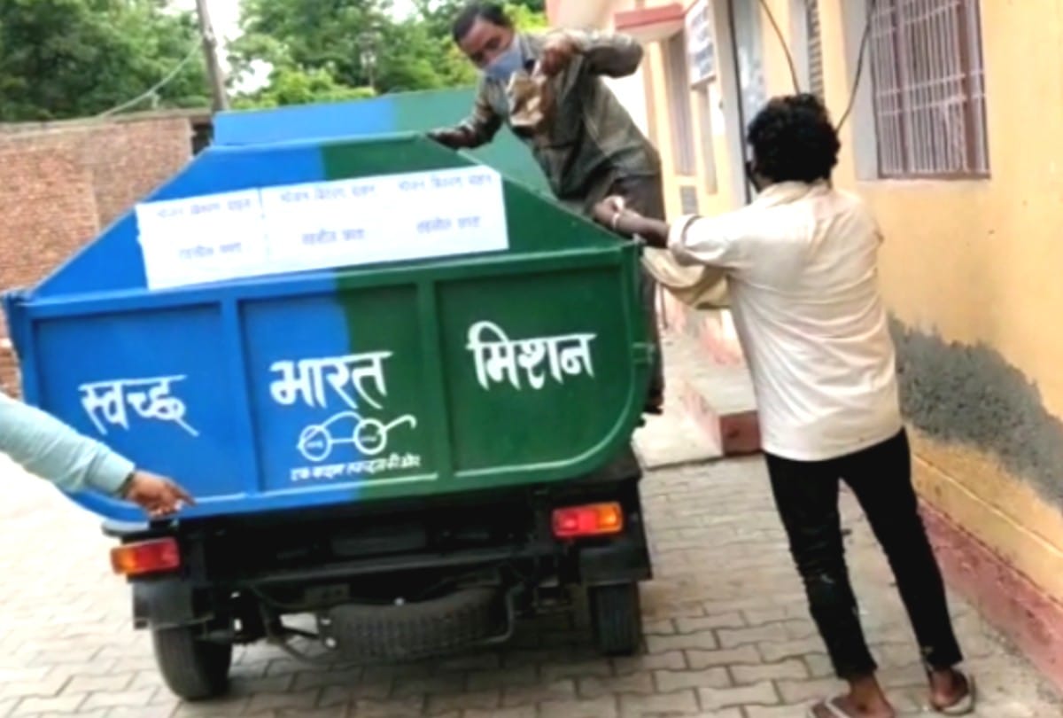 food distributed by the garbage pickup in the lockdown in mathura
