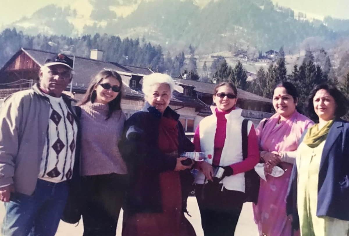 kim sharma reacts to preeti jhangianis Throwback Photo From The Sets of Mohabbatein