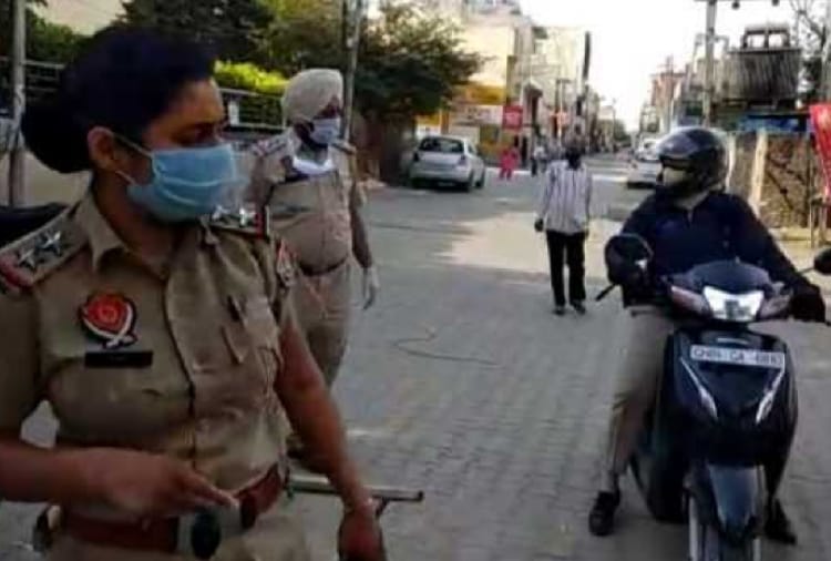 Female constable has debate with sub-inspector of Punjab police