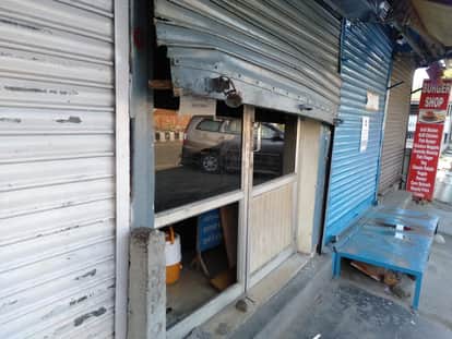 चोरों ने एक दुकान पर हाथ साफ कर लिया