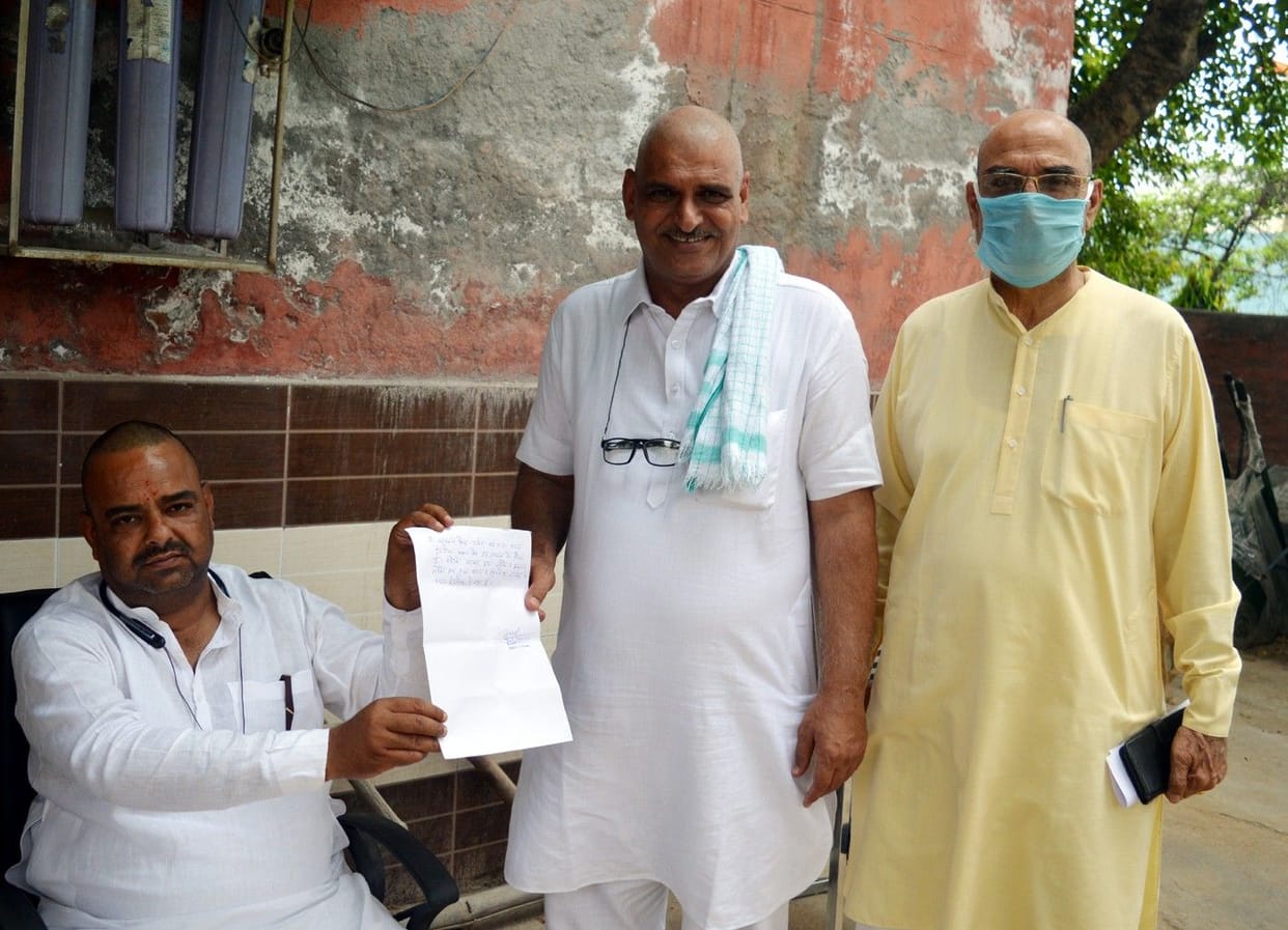 Tonsure of municipal councillor's on distribution of meal issue.