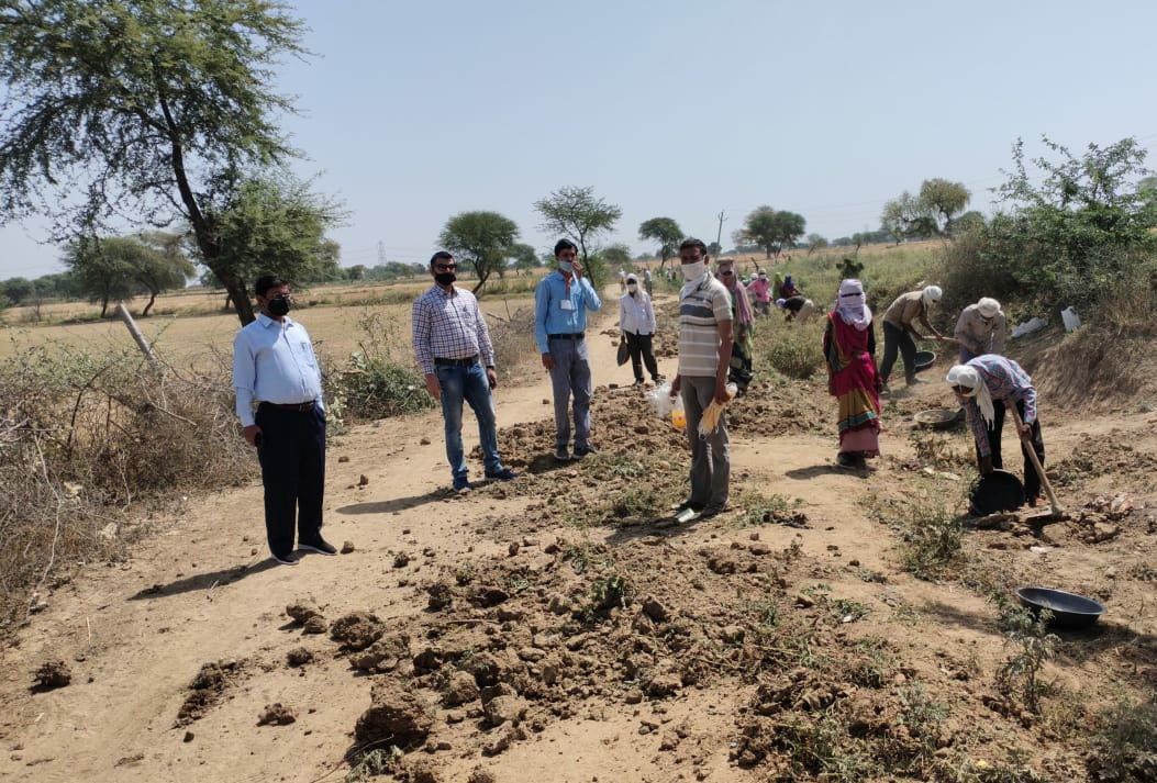 Give laborers returned from outside work in the village