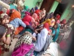 भागीरथ की मौत के बाद रोते-बिलखते परिजन।
