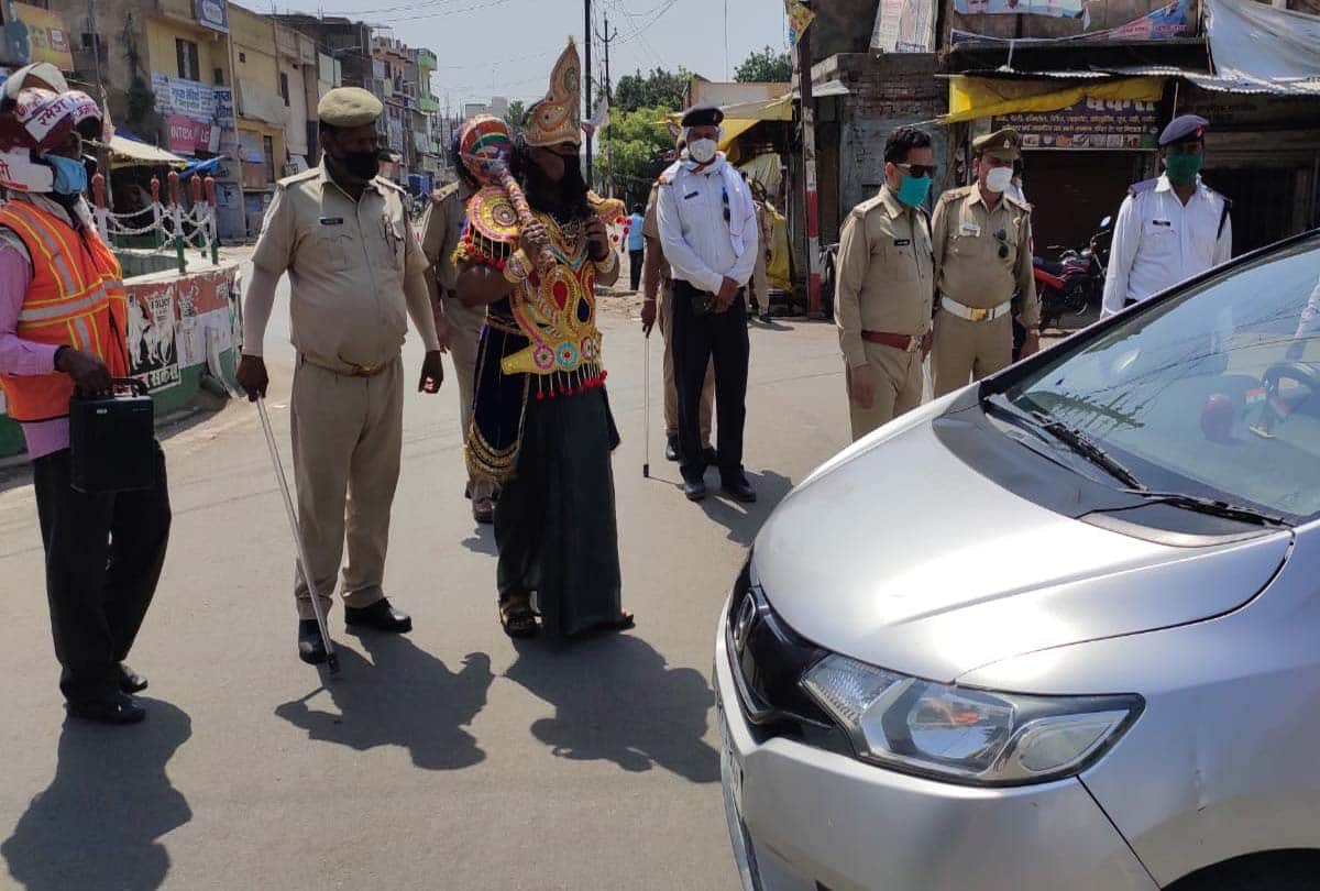 UP Lockdown News in Hindi: Police taught lesson to those who violated lockdown