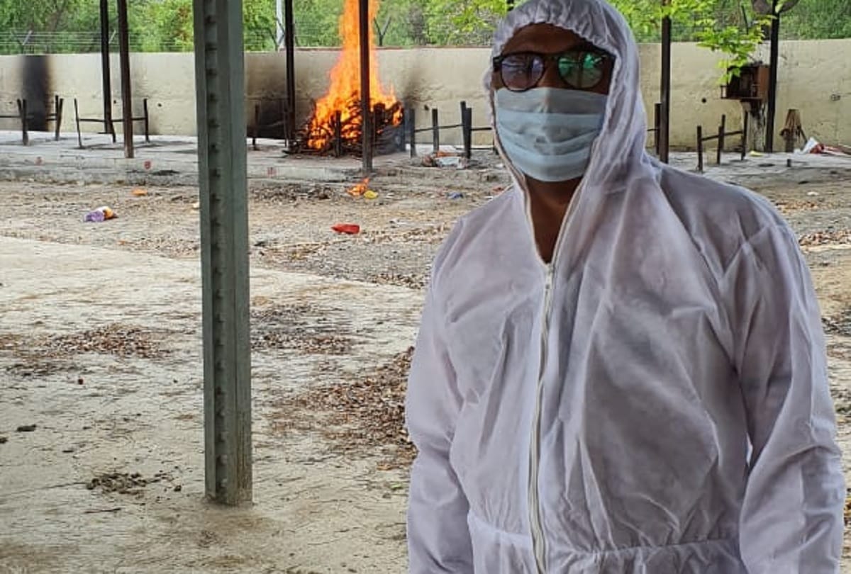 Coronavirus in Madhya Pradesh Live Updates: Bairagarh Tehsildar performed the last rites of the Covid19 patient After son refusal