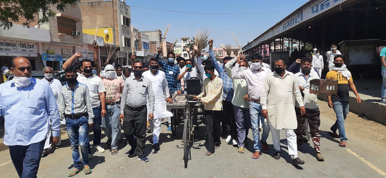 The workers, who came in support of the strike traders, demonstrated