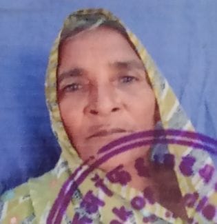 Sari stuck in bike wheel, woman collapses to death