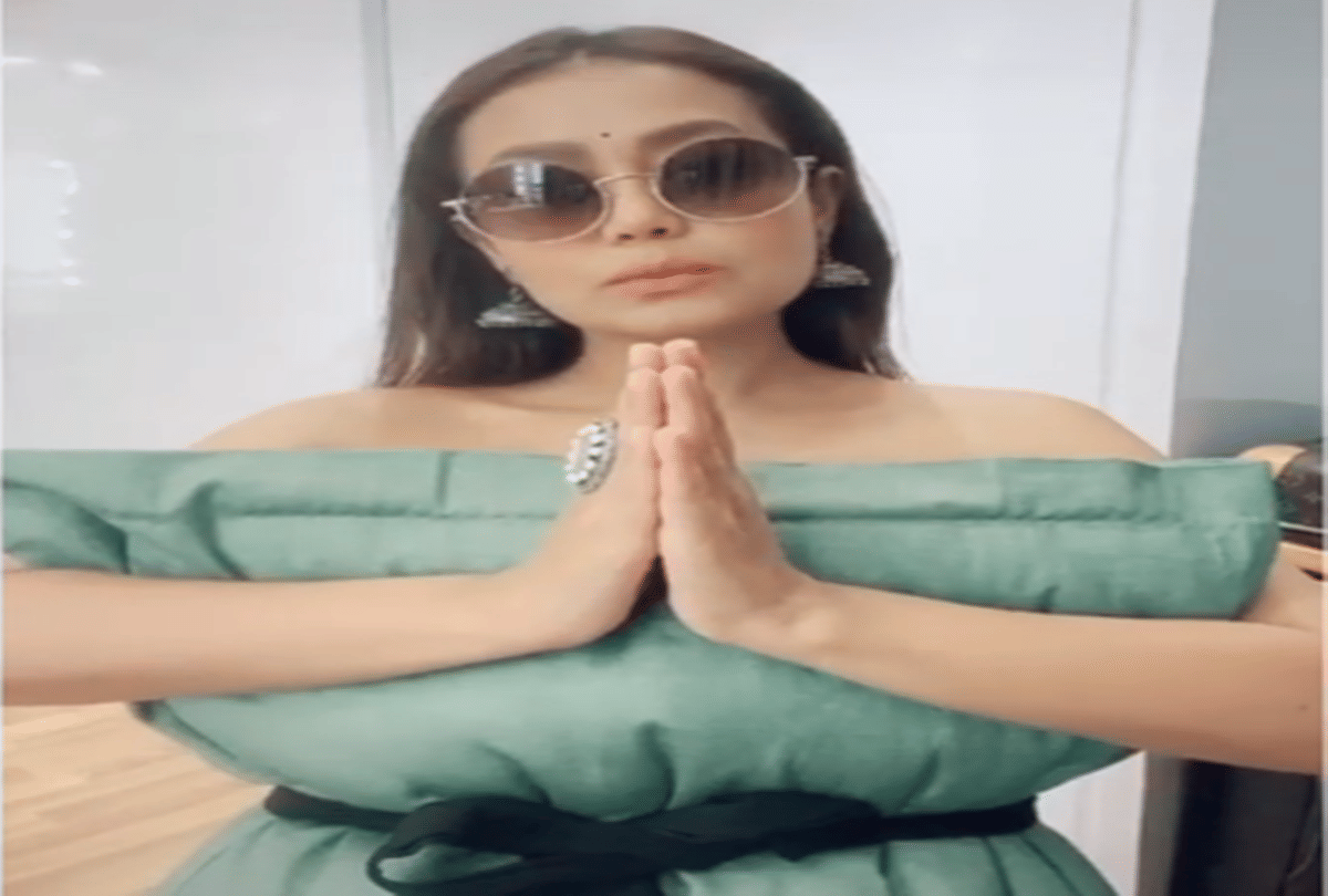 Bollywood Singer Neha Kakkar Wore Pillow Dress Got Trolled By Social Media Users