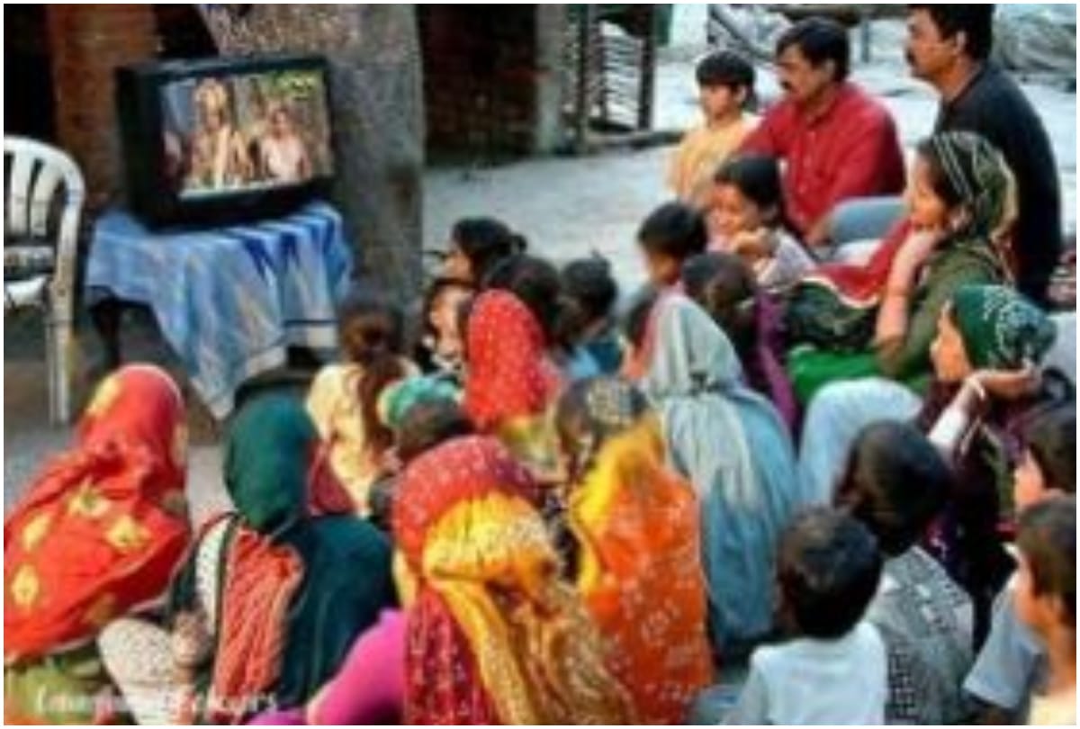 TV Sita aka Dipika Chikhlia become emotional shared picture in which people watching Ramayan