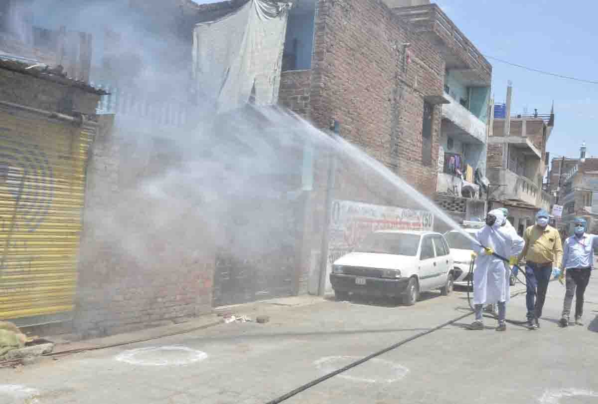 hotspot in kanpur : Shortage of essential goods in hotspot Roshan Nagar on first day