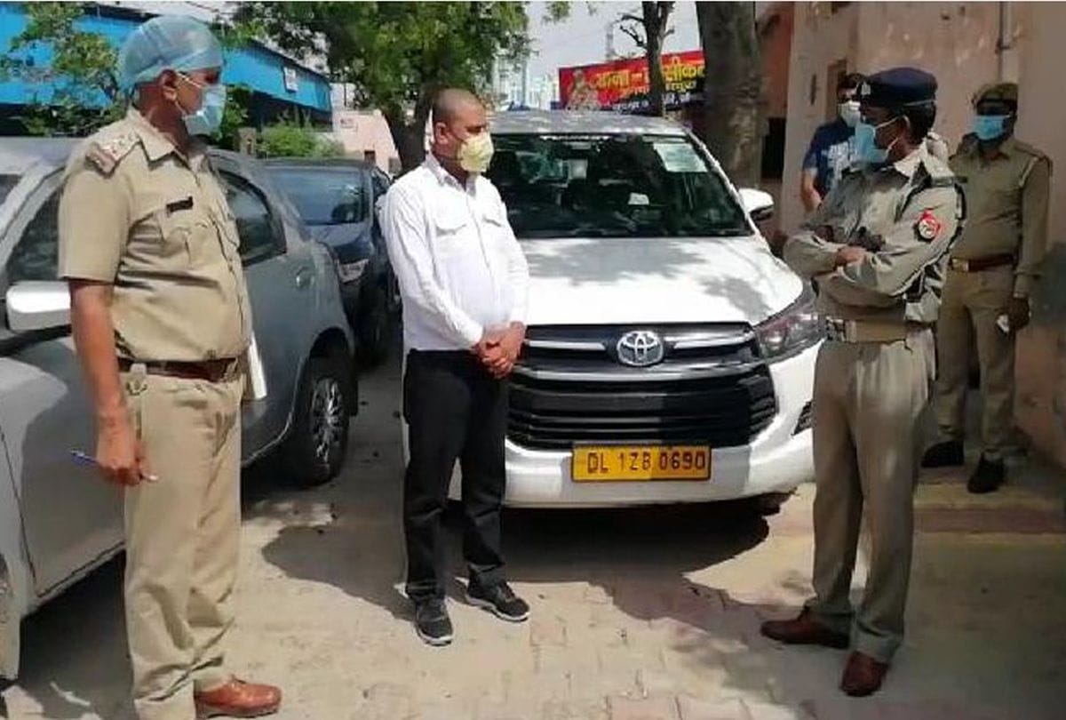 Mathura Police Caught Fake Pass Of Additional Chief Secretary On Taxi