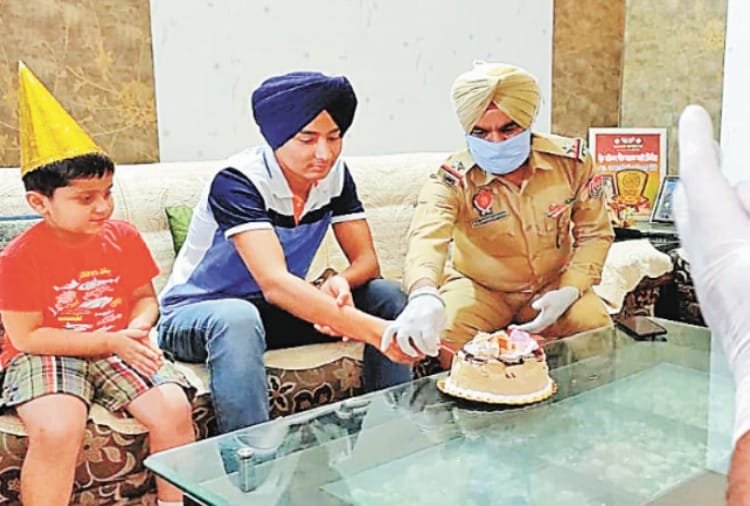 Punjab police brought cake at home and said happy birthday