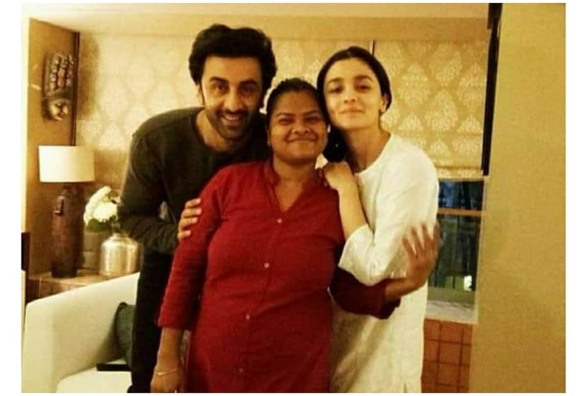 Alia Bhatt Ranbir Kapoor picture with helper viral on social media during lockdown