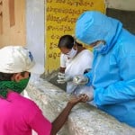 विजयवाड़ा में कोरोना वायरस की जांच के लिए सैंपल लेता स्वास्थ्य कर्मी।
