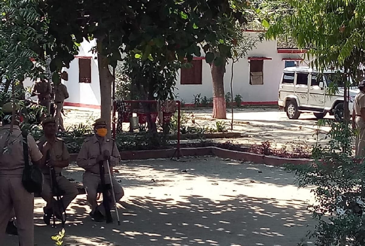 PAC jawans attacked police in Ayodhya's Raunahi police station