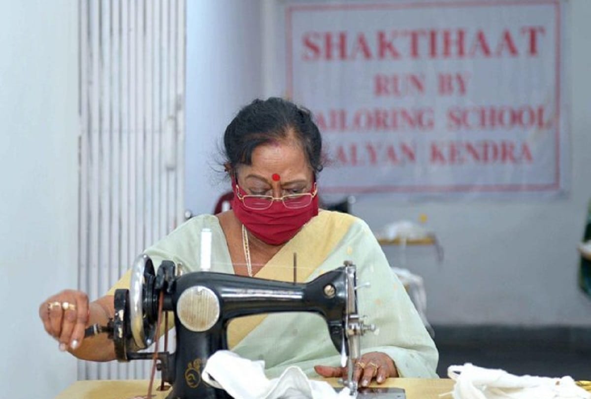 First Lady Savita Kovind stitched face masks at Shakti Haat in the President’s Estate.