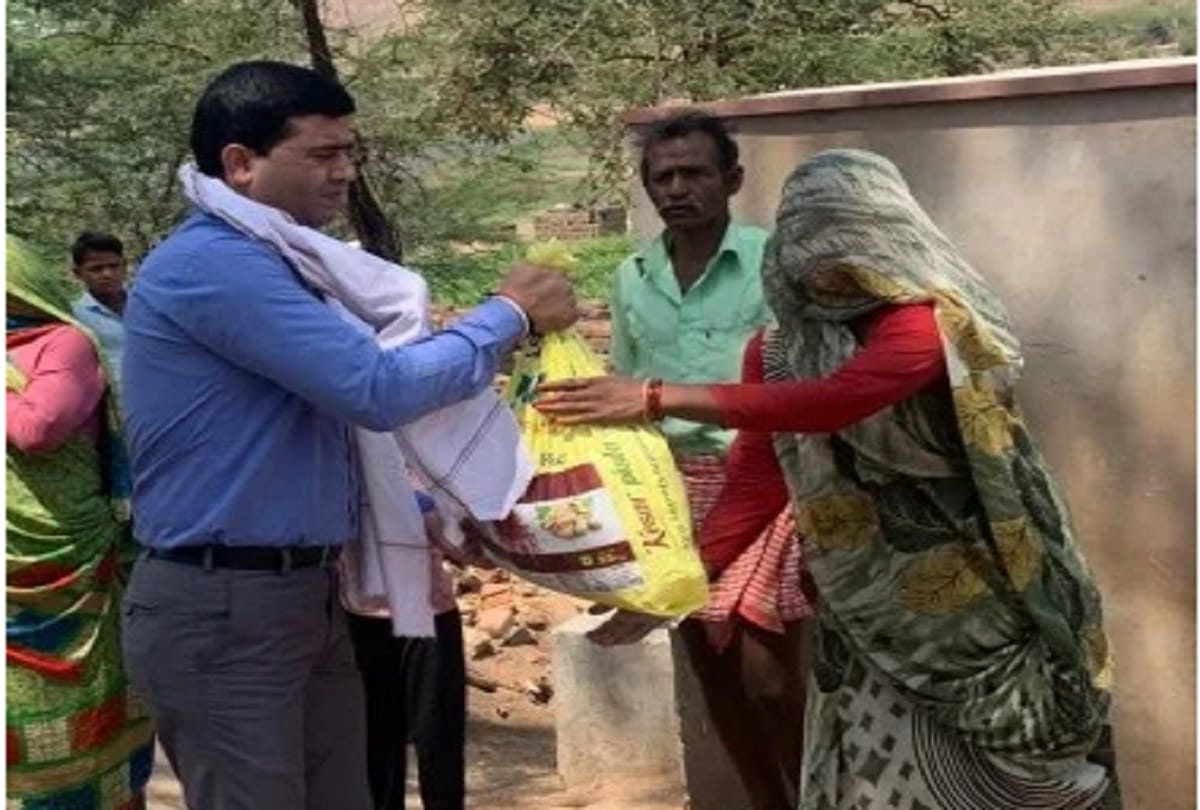 Amar Ujala Foundation: Material given to the needy in jhansi, Helpline is active