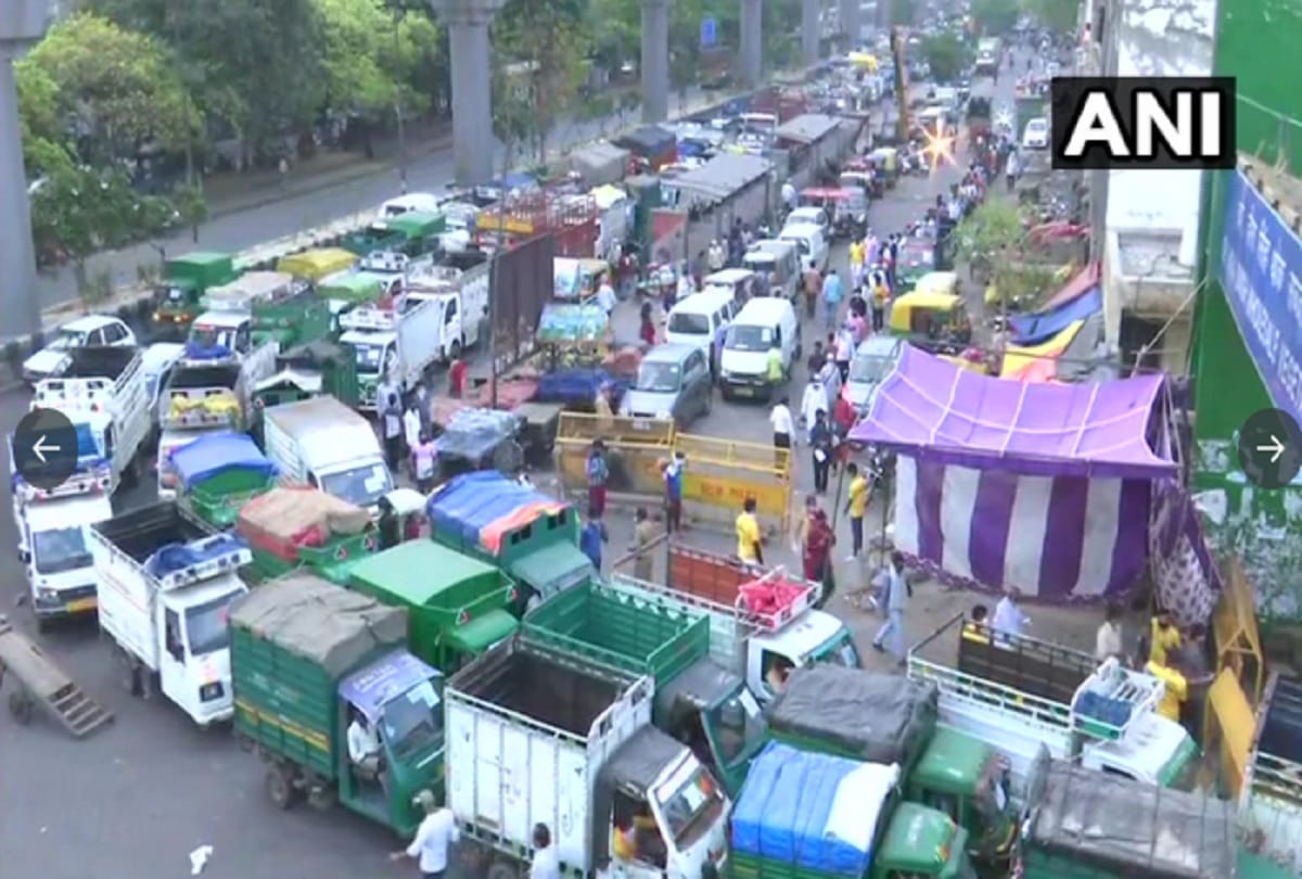 heavy crowd gathers in Azadpur mandi since early mornning