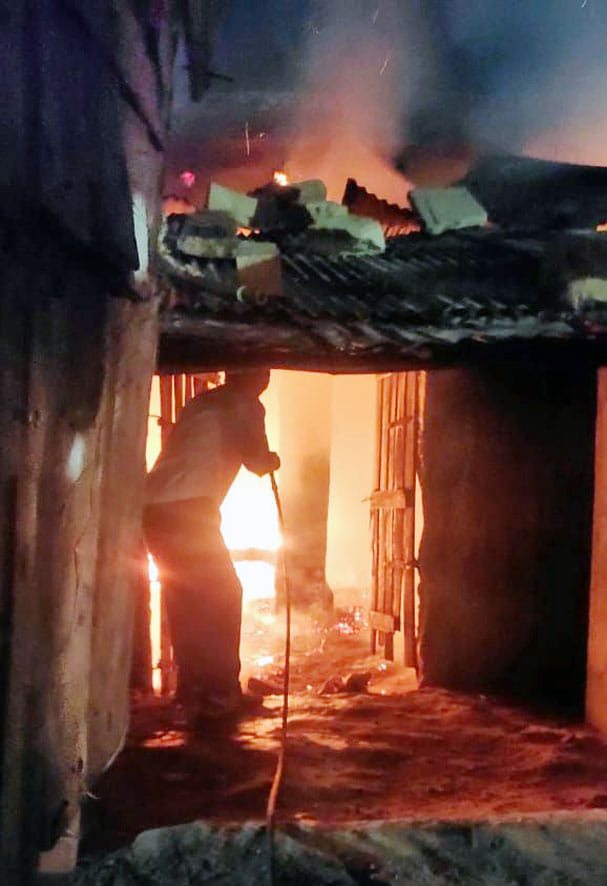 Straw shop and eight bigha crop burnt In mau