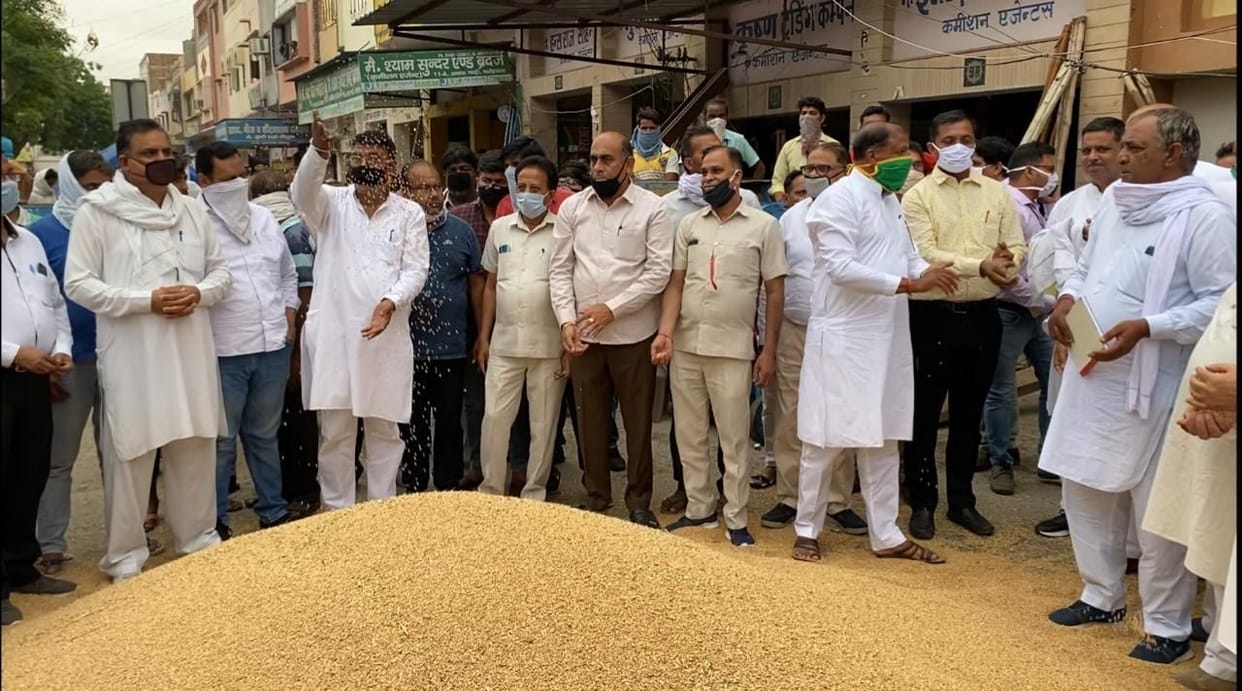 After 3 days, the merchants postponed the strike