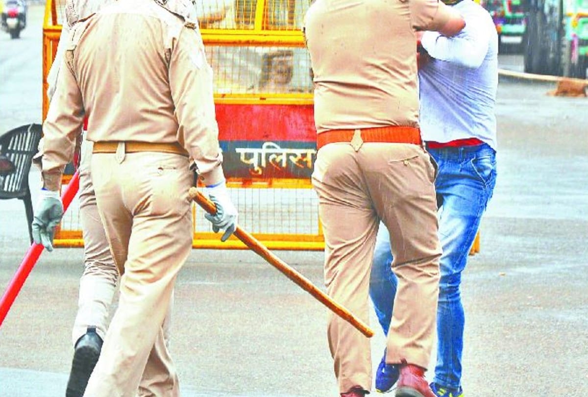 Girl Molests In Agra Villagers Bah Students Beat And Hand Over To Police