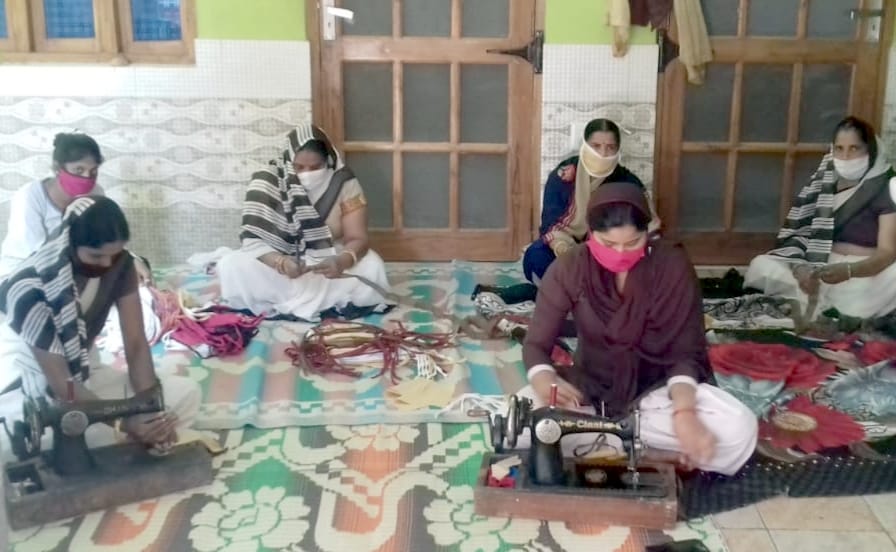 Masks are being manufactured in Bhootpuri